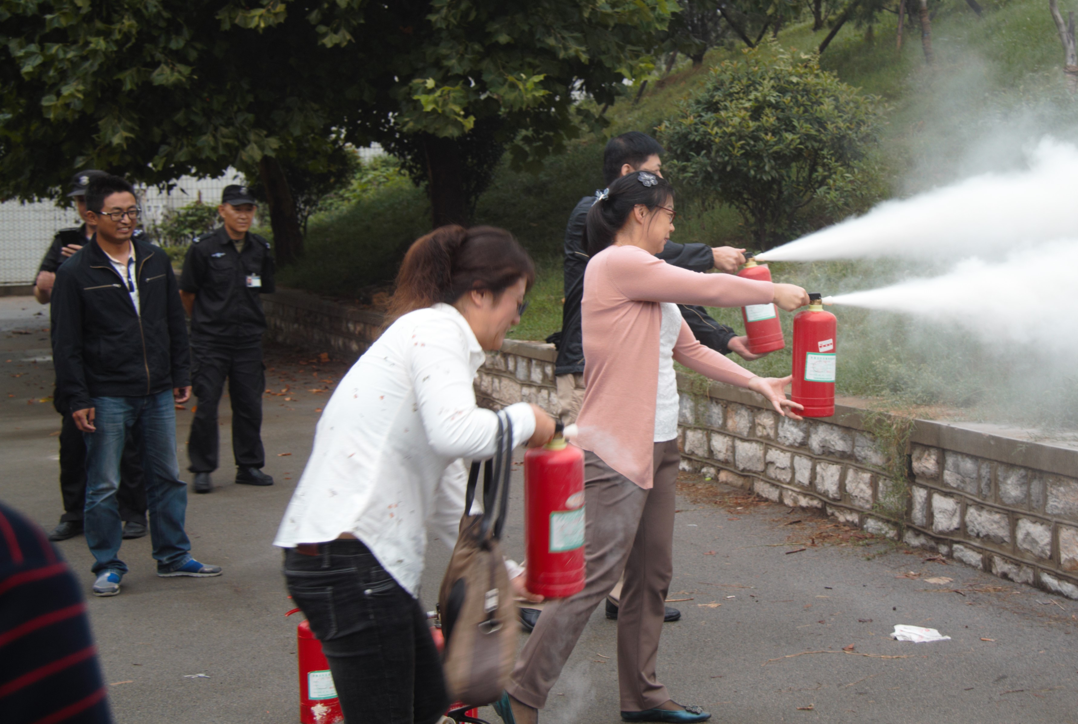 我处对计科学院和实验中心管理人员组织了消防安全培训及消防演练