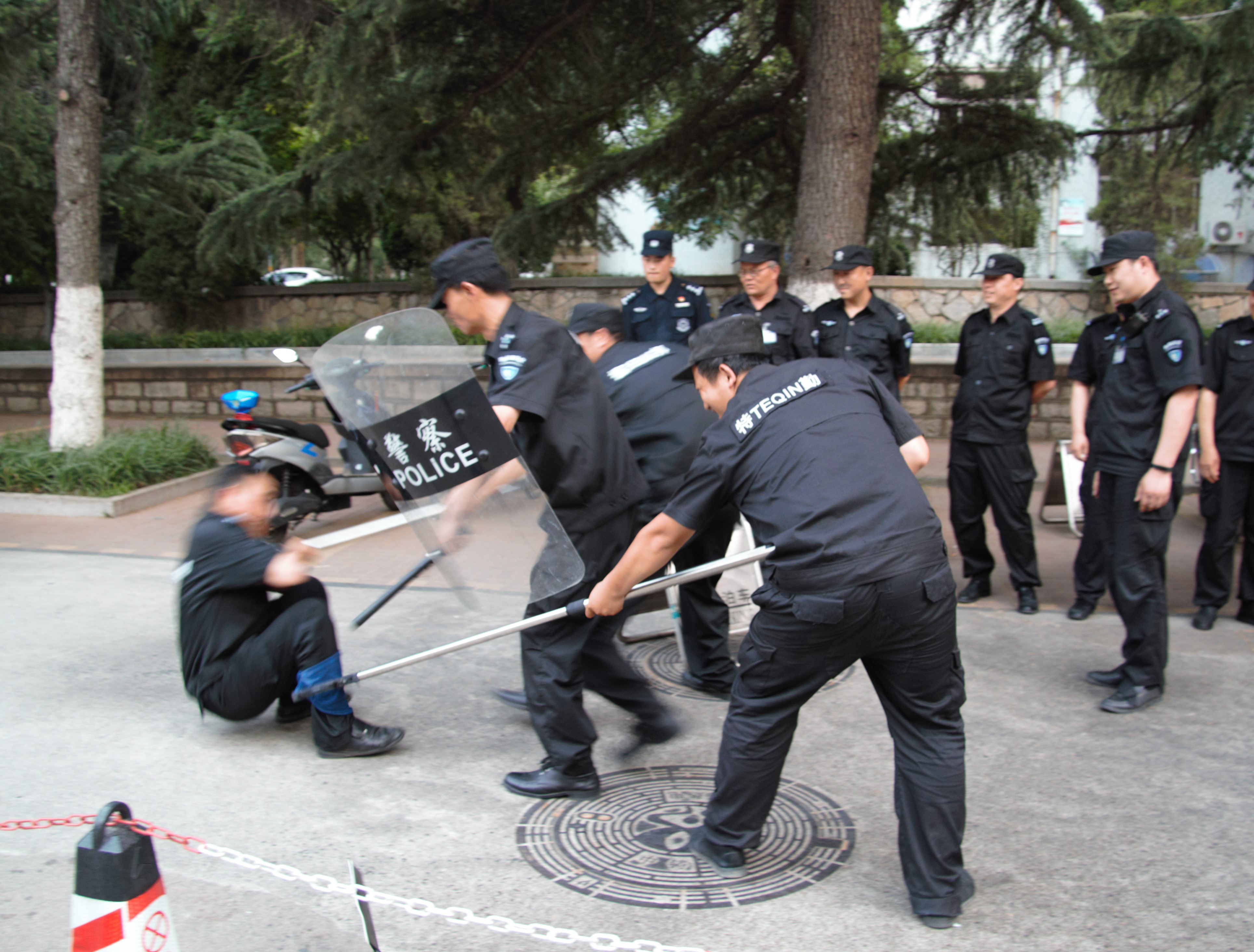 我校开展反恐防暴演练活动